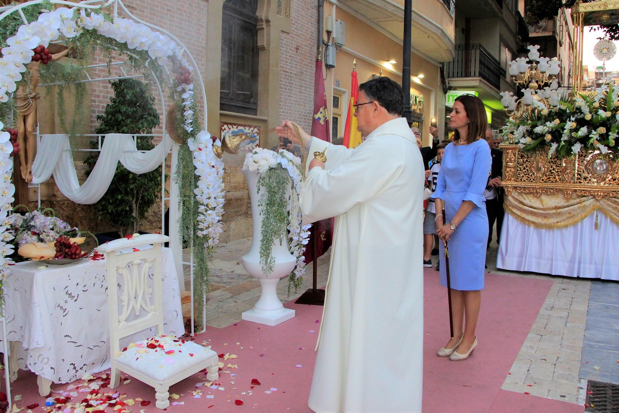 La procesión del Corpus Christi recorre las calles de Águilas con los niños de primera comunión como protagonistas