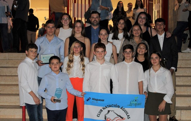 Reconocimiento al Club Natación Águilas por sus méritos deportivos