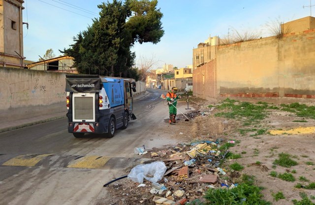 El Ayuntamiento de Águilas lleva a cabo una limpieza en profundidad en el barrio de la Calle del Economato