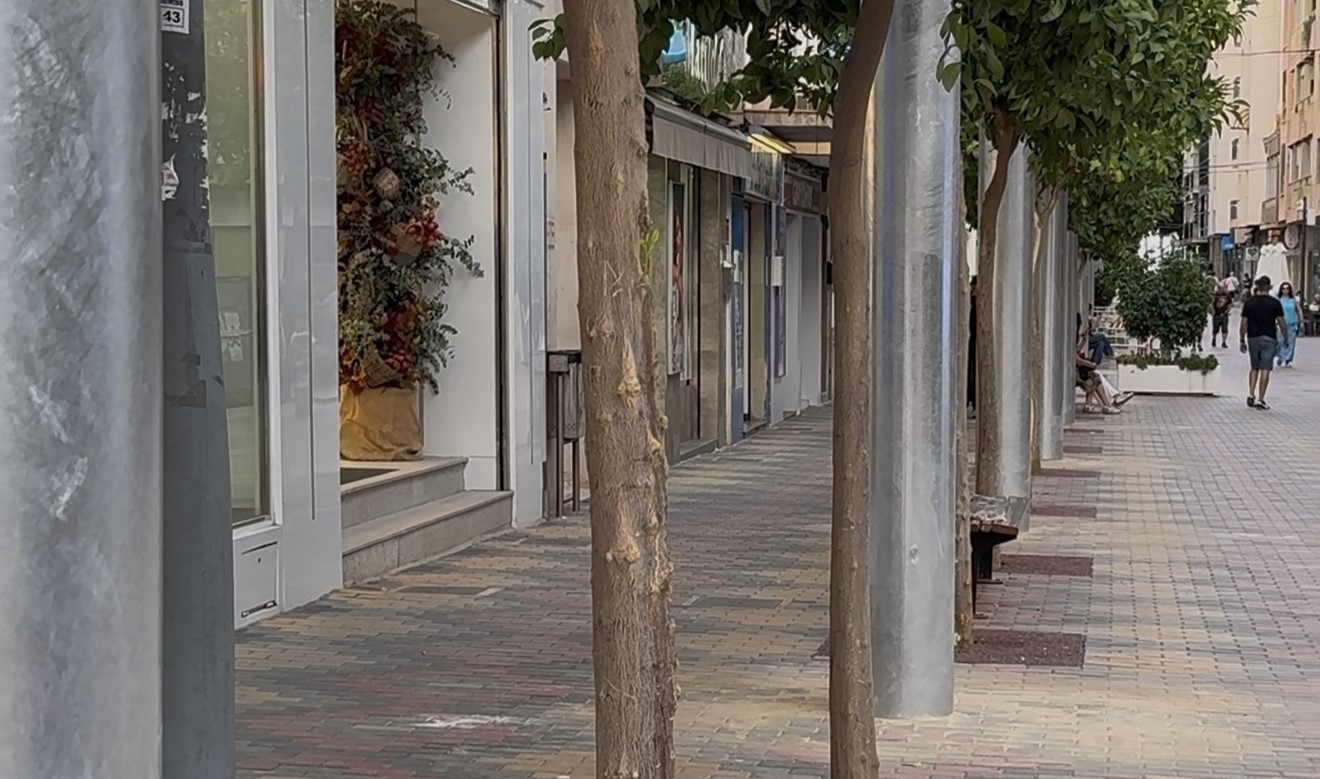 Zaragoza: “Los postes para la instalación de toldos en Conde de Aranda están generando un clima muy negativo entre comercios y vecinos”