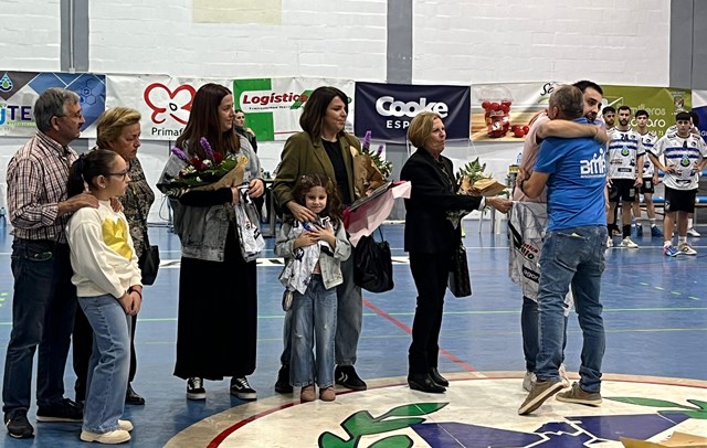 Emotivo homenaje del balonmano aguileño a Sebastián Román “Sebas”