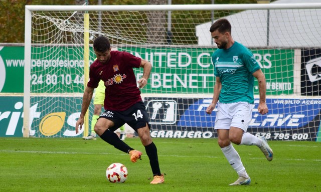 El Águilas pierde ante el Villanovense un partido en el que jugó más de 60 minutos con uno menos y en el que volvió a fallar de cara a portería