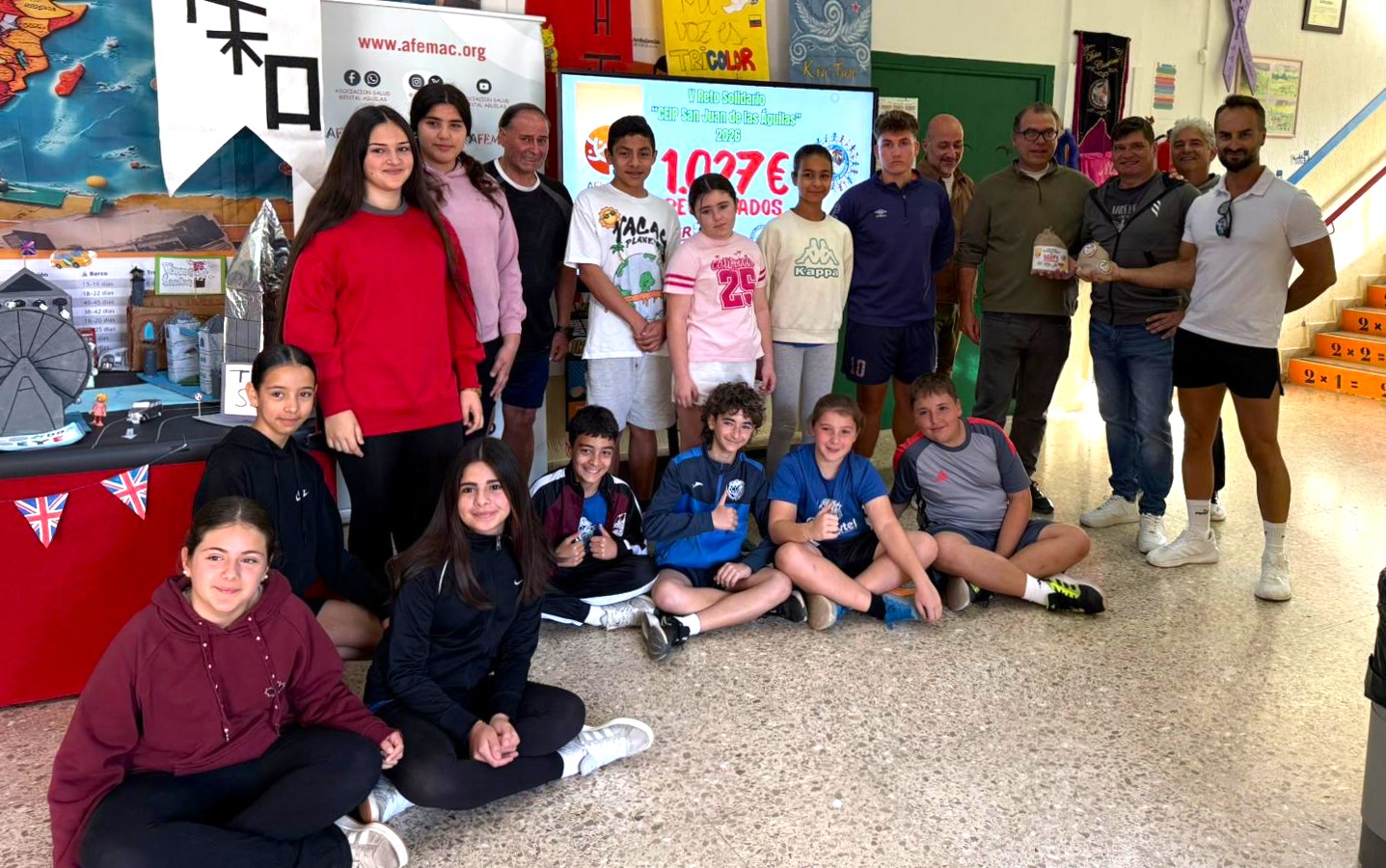 El CEIP San Juan de las Águilas entrega más de mil euros a AFEMAC obtenidos con su V Reto Solidario