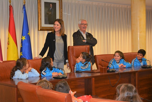 Los alumnos del colegio Carlos V visitan el Ayuntamiento de Águilas