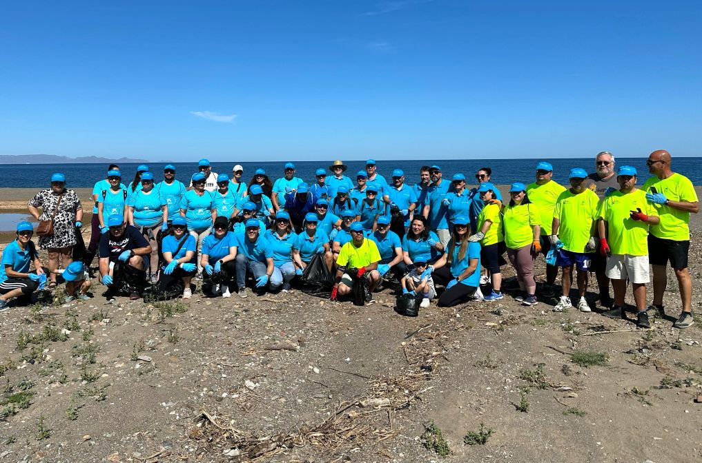 Medio centenar de personas participan en una jornada de limpieza de playas en Rambla Elena