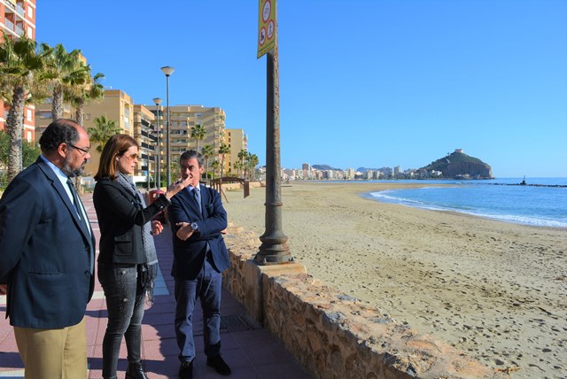 La alcaldesa y el delegado de Gobierno recorren las playas y caminos rurales afectados por el temporal en Águilas