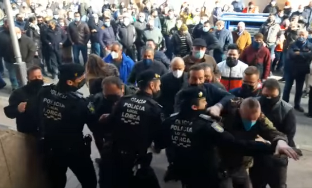 La Junta de Portavoces del Ayuntamiento de Águilas acuerda, por unanimidad, condenar los actos violentos de un grupo de manifestantes en el Pleno de Lorca