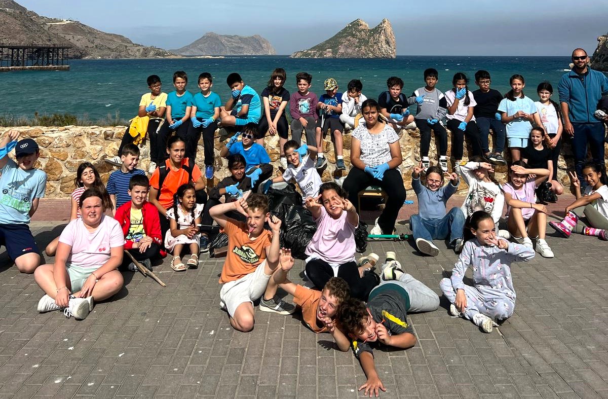 Ecoescuelas Litorales realiza una jornada ambiental en la playa de Los Cocedores del Hornillo de Águilas