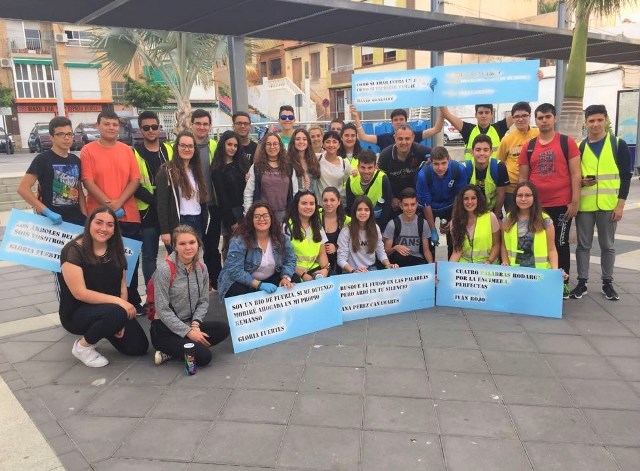 Los alumnos del IES Alfonso Escámez invaden con literatura el asfalto de las calles de Águilas