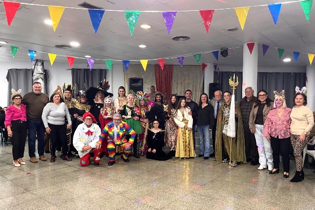 El centro municipal de la tercera edad de Águilas celebra su tradicional fiesta de carnaval