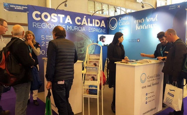 El Club Zoea y la Consejería de Turismo promocionan en París los fondos marinos de Águilas  