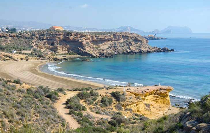 El Ayuntamiento lamenta la perdida de banderas azules en las playas de La Higuerica y La Carolina “por el incumplimiento de los adjudicatarios de sus chiringuitos”