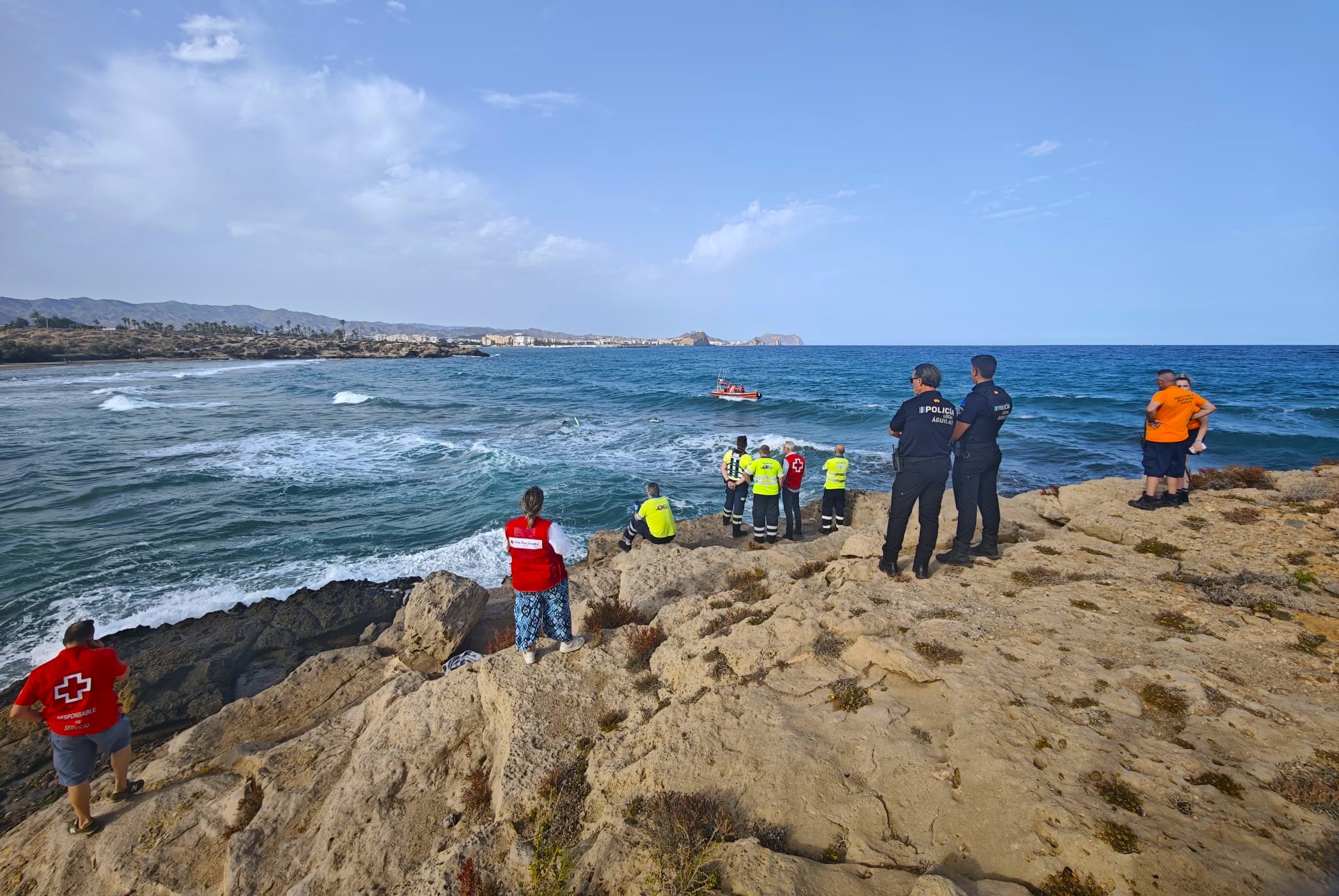 Buscan a un joven de 23 años desaparecido en la playa de Matalentisco tras ser arrastrado por la corriente