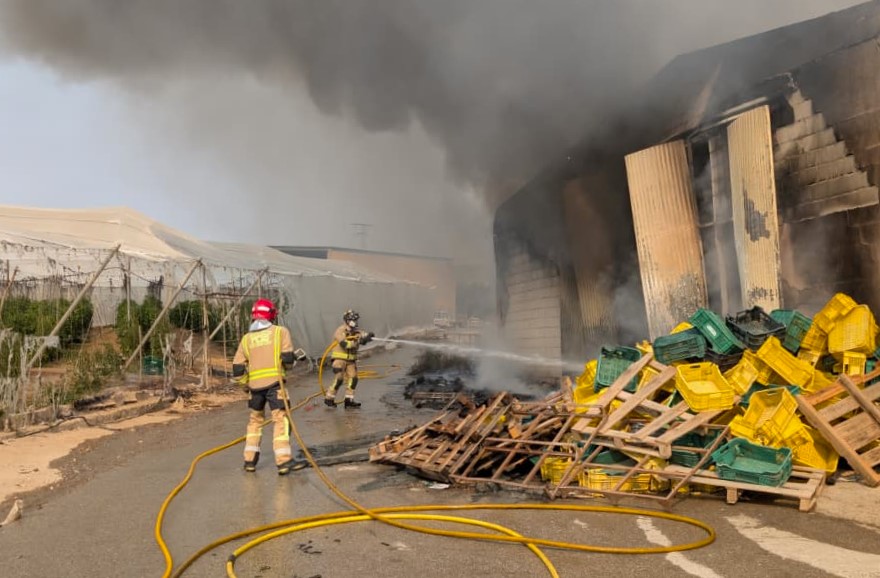 Extinguido un incendio en una nave industrial de Águilas