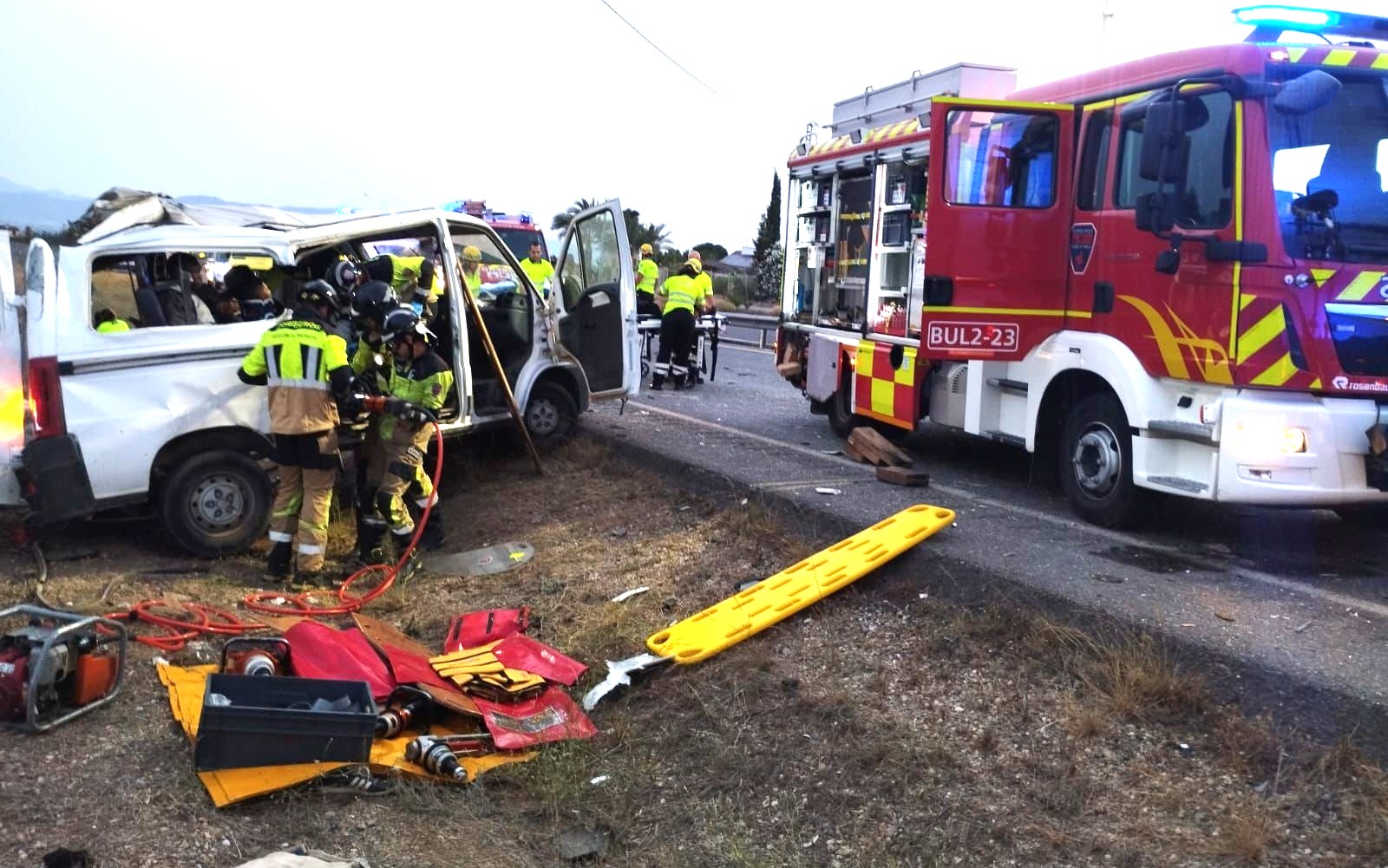 Un fallecido y ocho heridos al colisionar una furgoneta y un camión en la RM-11 (Lorca-Águilas)