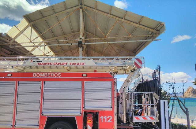 El fuerte viento en Águilas provoca que los bomberos tengan que proceder al saneamiento de un tejado laminado en el IES Alfonso Escámez