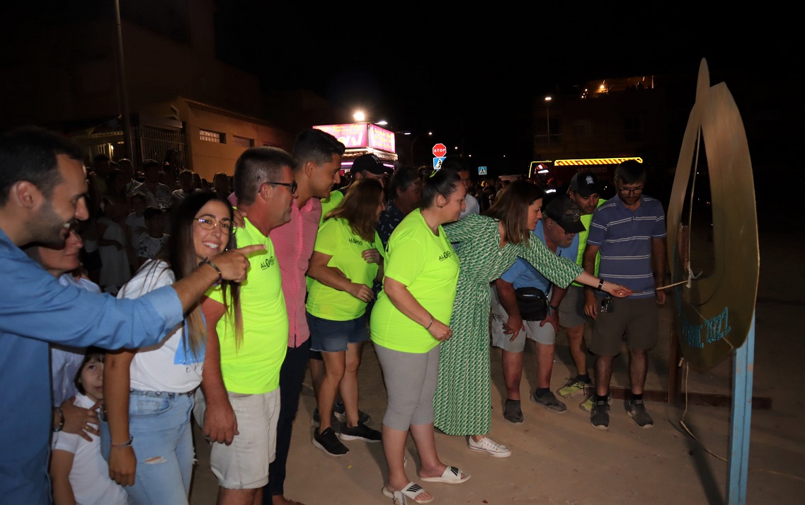 Multitudinaria quema de San Juan en la hoguera de la calle Murcia de Águilas