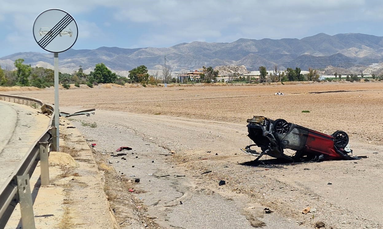 Un turismo se incendia tras salirse de la vía en la circunvalación de Águilas