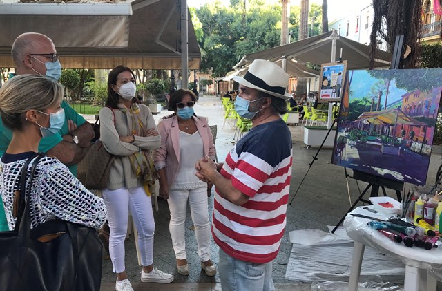 Javier Lorente llena de color la Plaza de España de Águilas con la iniciativa ‘Un pintor en la calle’