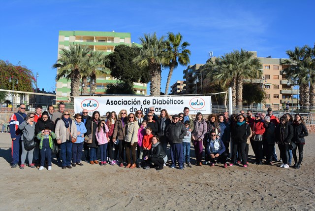 La Asociación de Diabéticos de Águilas celebra su tradicional chocolatada en la playa