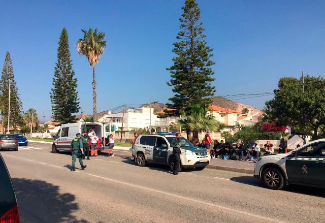 En torno a una decena de inmigrantes han desembarcado esta tarde en la playa aguileña de La Cola