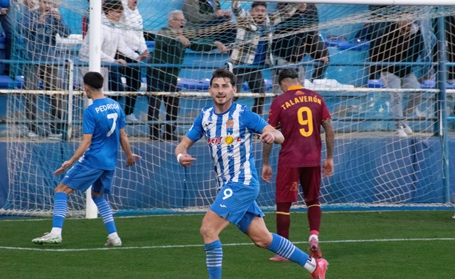 El Águilas estrena la segunda vuelta con un triunfo muy solvente ante el Linares. Chris Martínez firmó los dos tantos blanquiazules