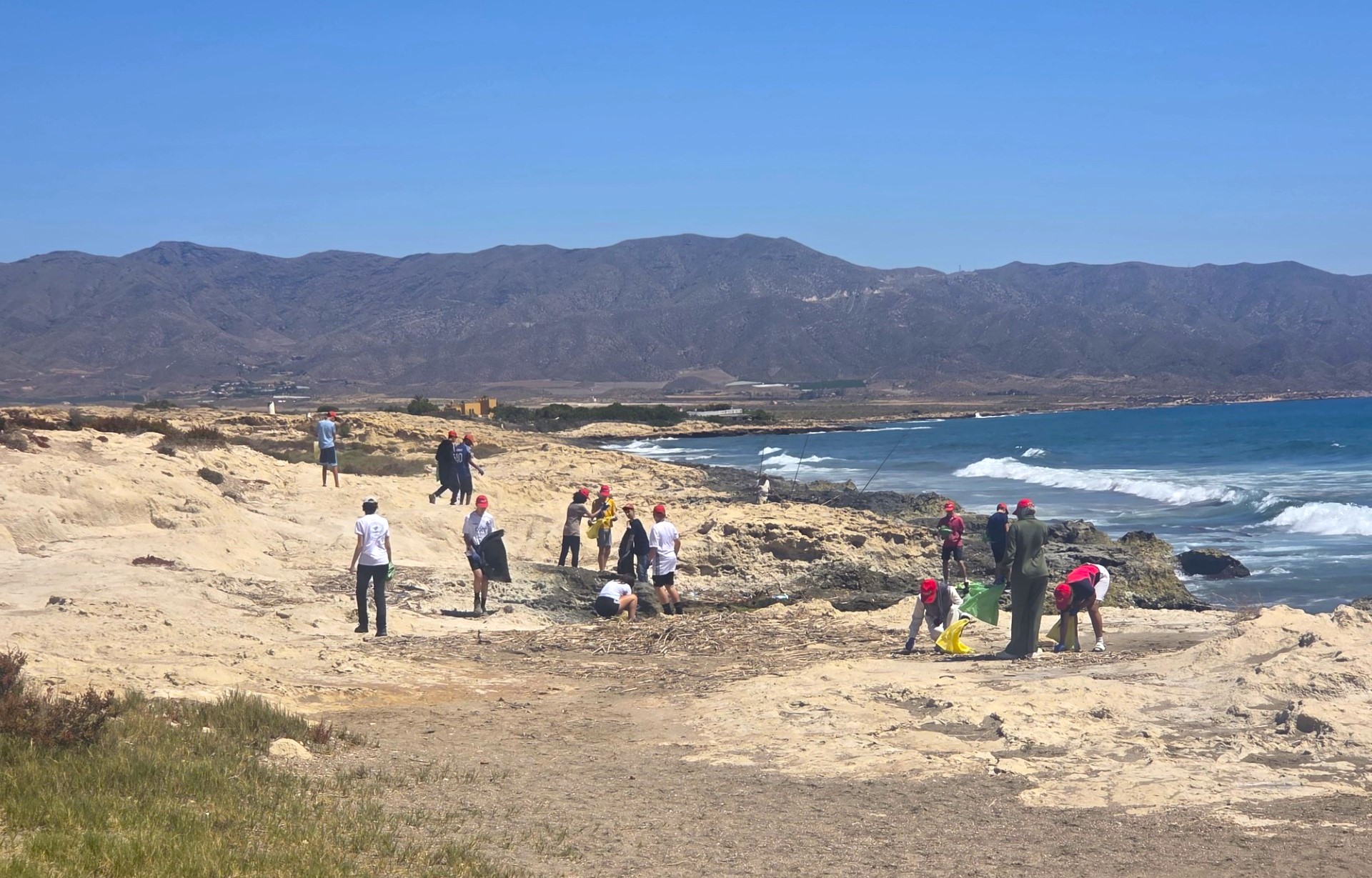Mares Circulares reúne a alumnado, profesorado y Ayuntamiento en una limpieza de costas en Águilas