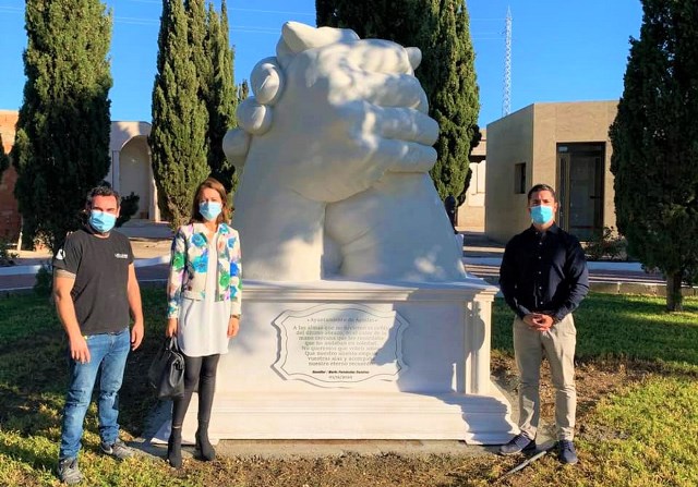  Una gran escultura de Mario Fernández recuerda desde hoy a los fallecidos durante el confinamiento 