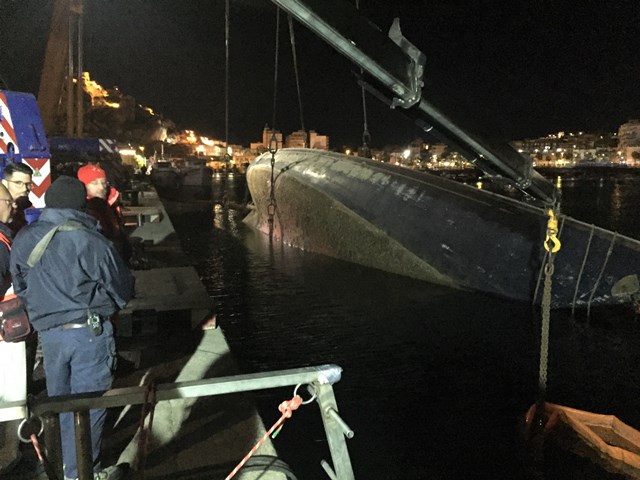 Continúan los complejos trabajos para reflotar el velero Penélope del puerto de Águilas