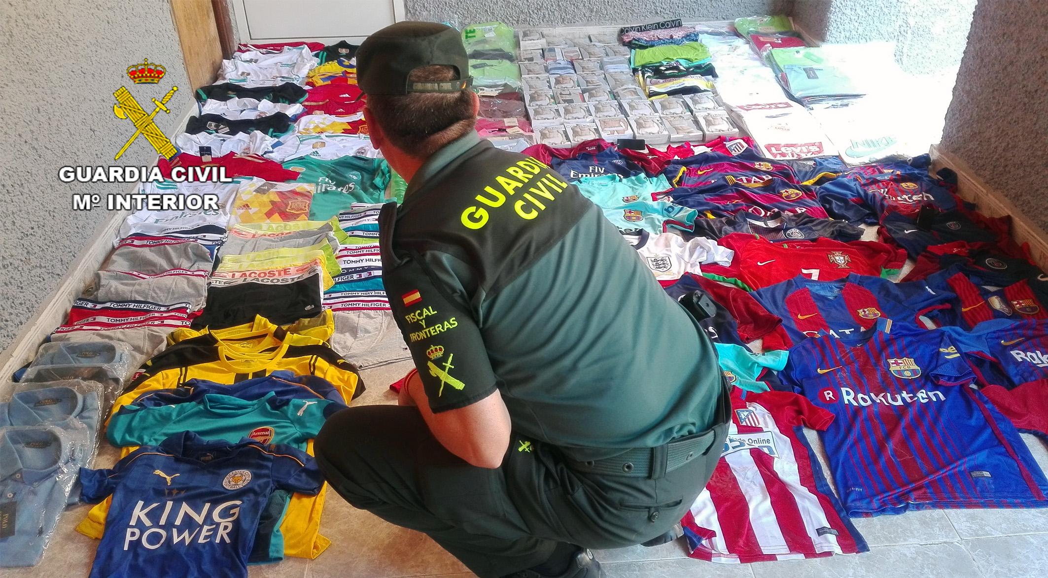 La Guardia Civil retira del mercado en Águilas  más de 300 prendas textiles falsificadas.