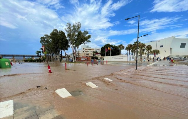 La lluvia en Águilas deja 30 l/m2 en pocos minutos con calles inundadas y sin daños personales 
