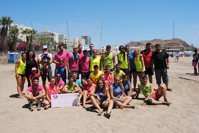 El I Torneo  Benéfico de Balonmano Playa - Ayuda a Hugo -  recauda mil euros