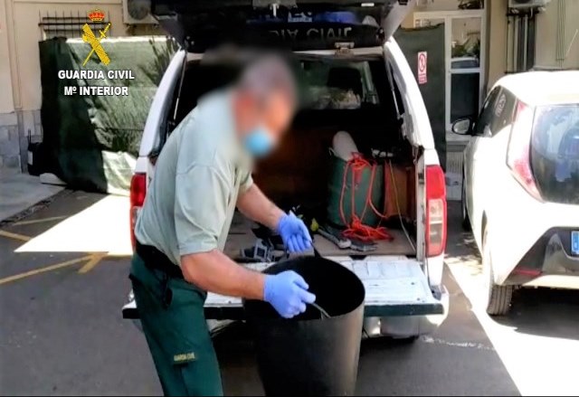 La Guardia Civil sorprende a un veterano de la pesca furtiva en Águilas durante el estado de alarma 