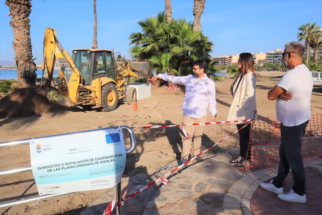 Comienza la instalación de los nuevos lavapiés y pasarelas en las playas urbanas de Águilas