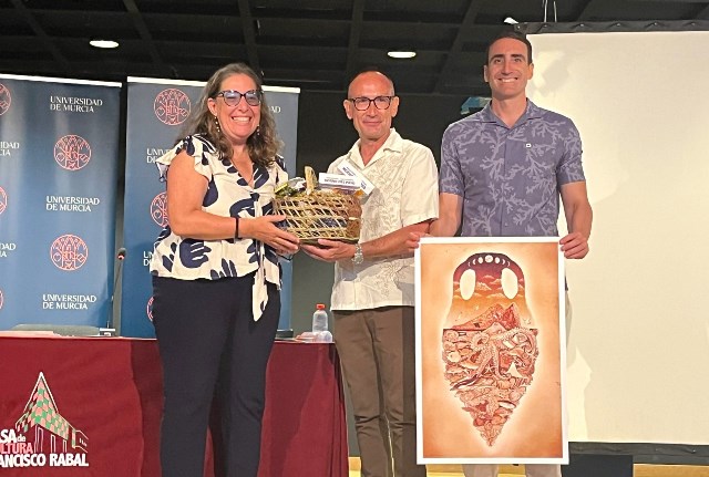 La aguileña María Teresa Lajarín abre el ciclo de conferencias Mirando al Mar