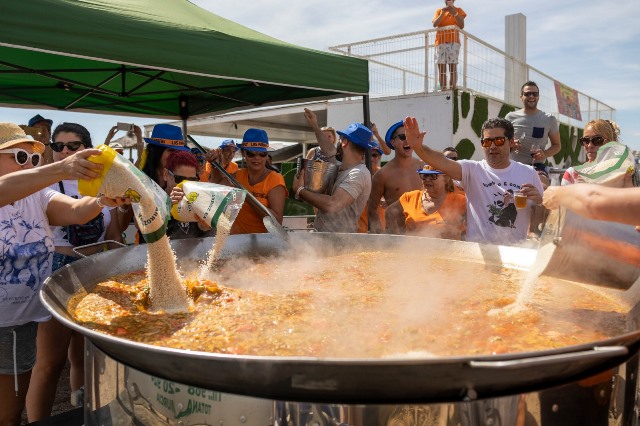 Los hosteleros de Águilas celebran la segunda edición de su fiesta anual tras la temporada estival  