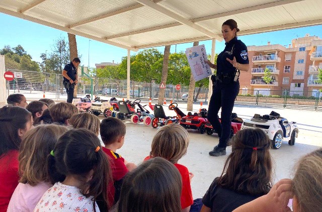 Policía Local desarrolla una jornada de educación vial con los peques del CEIP Las Lomas