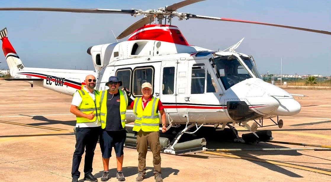 La empresa aguileña Rotorsun incorpora un nuevo helicóptero contraincendios tras completar una histórica travesía aérea desde Emiratos Árabes