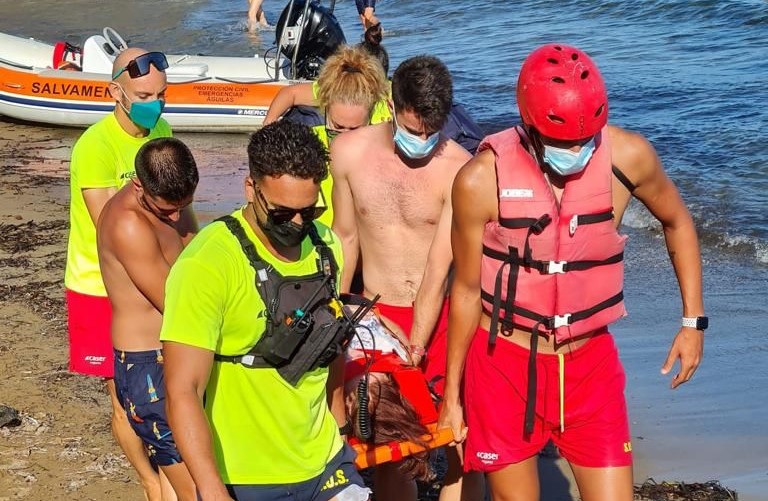 Efectivos del Plan Copla rescatan a una mujer tras sufrir una caída en una zona rocosa entre la playa de El Hornillo y la playa Amarilla