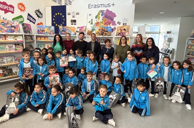 El CEIP Carlos V de Águilas celebra su primera “Feria del libro en el cole”