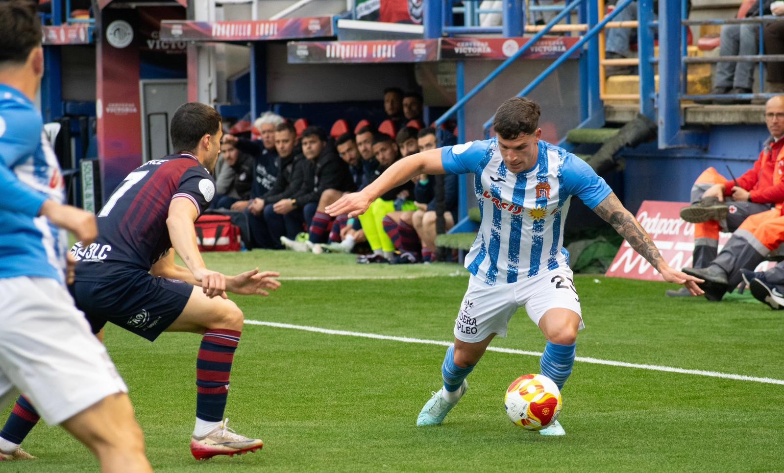 El Águilas pierde en el descuento ante el Extremadura un partido en el que los blanquiazules merecieron más