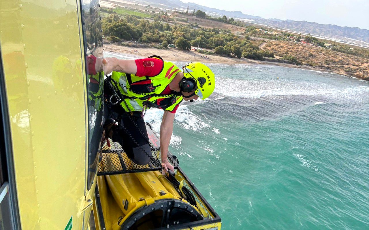 Se reanuda la búsqueda del joven desaparecido en la playa de Matalentisco de Águilas