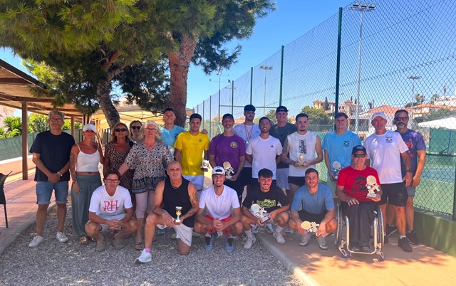 El V Torneo de Pádel Benéfico del Paso Morao reúne a numerosas parejas en Águilas