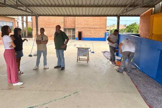 El Programa de Inserción Laboral desarrolla trabajos de pintura en centros educativos y edificios municipales de Águilas