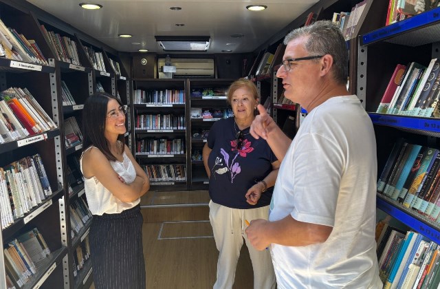 El Bibliobús de la Biblioteca Regional vuelve un verano más a Calabardina