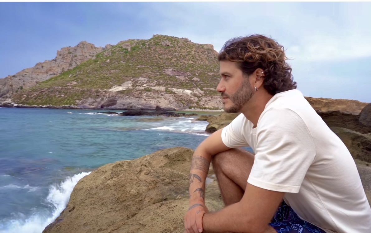 La serie documental Ecos del Mar, protagonizada por Javier Espinosa, realiza parada en Águilas