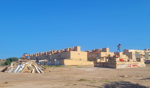 Todo preparado para el encendido de las hogueras de la noche de San Juan en Águilas