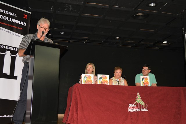 La maestra Leonor Ortiz presenta el libro ‘Los poemas de la seño’