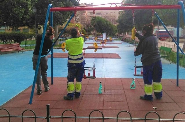 El Ayuntamiento de Águilas pone en marcha un plan especial de limpieza y desinfección de parques infantiles