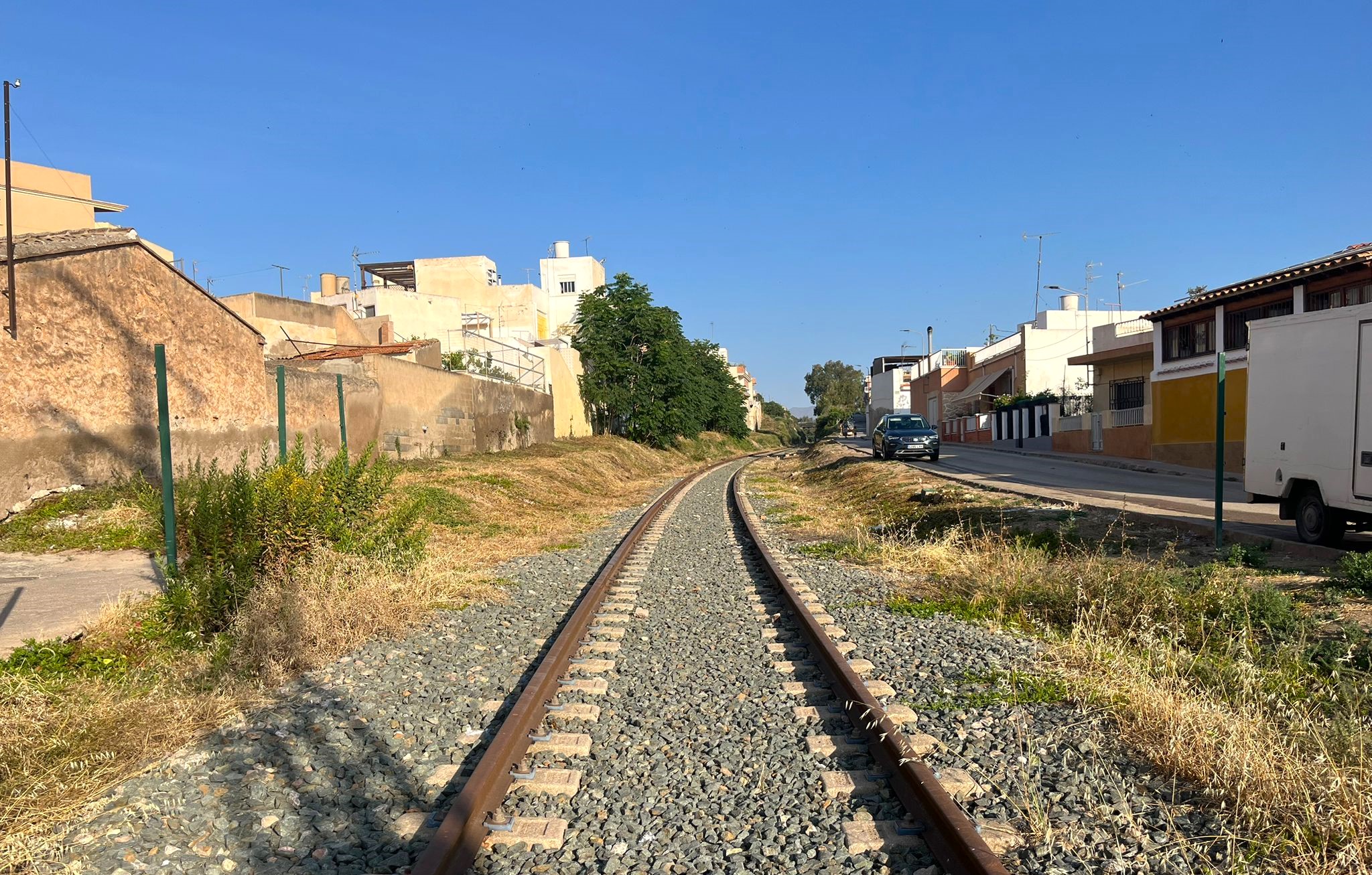 Adif lleva a cabo una actuación de desbroce y limpieza de los márgenes del tendido ferroviario en Águilas